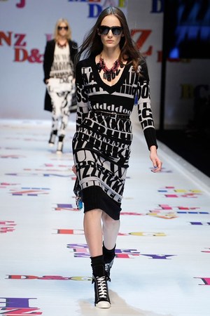 アルファベットがポップに踊る D&G(ディー＆ジー) 2011-12年秋冬コレクション｜写真2