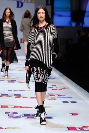 アルファベットがポップに踊る D&G(ディー＆ジー) 2011-12年秋冬コレクション｜写真8
