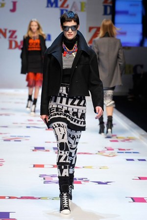 アルファベットがポップに踊る D&G(ディー＆ジー) 2011-12年秋冬コレクション｜写真13
