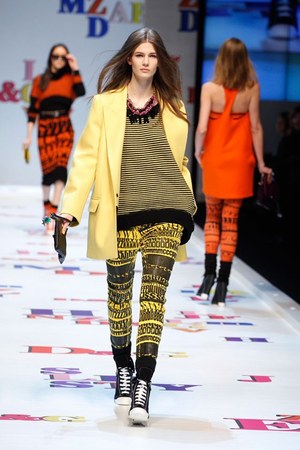 アルファベットがポップに踊る D&G(ディー＆ジー) 2011-12年秋冬コレクション｜写真19