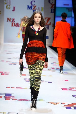 アルファベットがポップに踊る D&G(ディー＆ジー) 2011-12年秋冬コレクション｜写真25