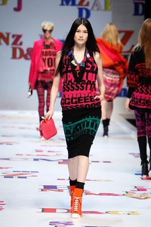アルファベットがポップに踊る D&G(ディー＆ジー) 2011-12年秋冬コレクション｜写真31