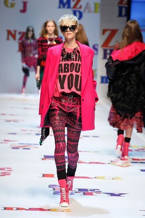 アルファベットがポップに踊る D&G(ディー＆ジー) 2011-12年秋冬コレクション｜写真32