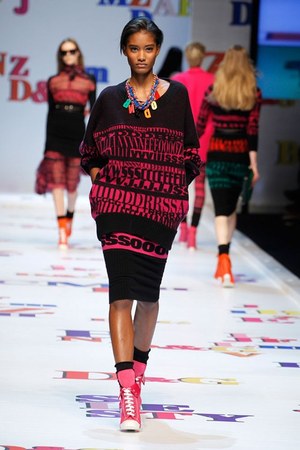 アルファベットがポップに踊る D&G(ディー＆ジー) 2011-12年秋冬コレクション｜写真35