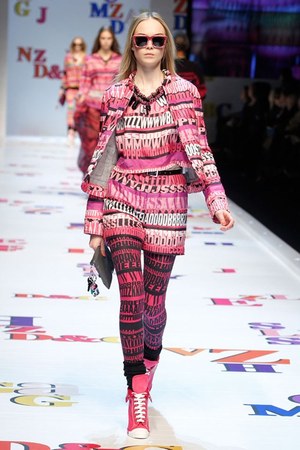 アルファベットがポップに踊る D&G(ディー＆ジー) 2011-12年秋冬コレクション｜写真37