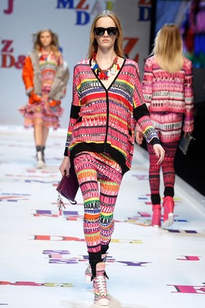 アルファベットがポップに踊る D&G(ディー＆ジー) 2011-12年秋冬コレクション｜写真39