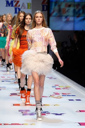 アルファベットがポップに踊る D&G(ディー＆ジー) 2011-12年秋冬コレクション｜写真51