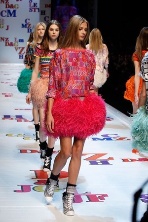 アルファベットがポップに踊る D&G(ディー＆ジー) 2011-12年秋冬コレクション｜写真55