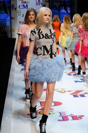アルファベットがポップに踊る D&G(ディー＆ジー) 2011-12年秋冬コレクション｜写真58