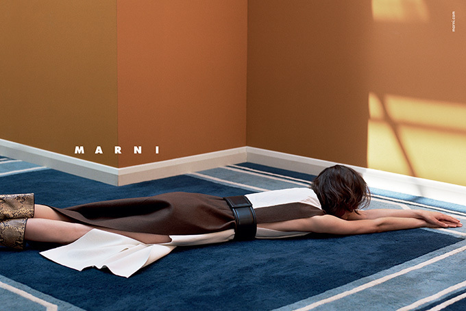 マルニの新広告ビジュアル - 無造作に佇む、アンニュイなマルニ・ウーマン | 写真