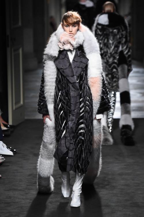 フェンディ(FENDI) 2015-16年秋冬ウィメンズコレクション  - 写真22