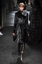 フェンディ 2015年秋冬オートフリュールコレクション - 日本上陸50年、ファーで架空の鳥を描く｜写真2