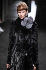 フェンディ 2015年秋冬オートフリュールコレクション - 日本上陸50年、ファーで架空の鳥を描く｜写真3