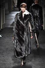 フェンディ 2015年秋冬オートフリュールコレクション - 日本上陸50年、ファーで架空の鳥を描く｜写真5