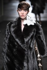 フェンディ 2015年秋冬オートフリュールコレクション - 日本上陸50年、ファーで架空の鳥を描く｜写真6