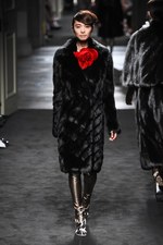 フェンディ 2015年秋冬オートフリュールコレクション - 日本上陸50年、ファーで架空の鳥を描く｜写真8