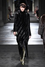 フェンディ 2015年秋冬オートフリュールコレクション - 日本上陸50年、ファーで架空の鳥を描く｜写真14