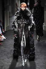 フェンディ 2015年秋冬オートフリュールコレクション - 日本上陸50年、ファーで架空の鳥を描く｜写真15