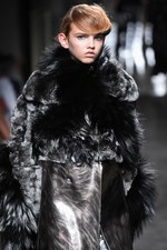 フェンディ 2015年秋冬オートフリュールコレクション - 日本上陸50年、ファーで架空の鳥を描く｜写真16