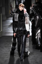 フェンディ 2015年秋冬オートフリュールコレクション - 日本上陸50年、ファーで架空の鳥を描く｜写真17