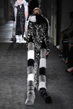 フェンディ 2015年秋冬オートフリュールコレクション - 日本上陸50年、ファーで架空の鳥を描く｜写真21