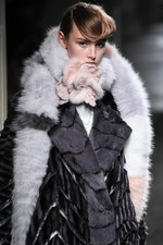 フェンディ 2015年秋冬オートフリュールコレクション - 日本上陸50年、ファーで架空の鳥を描く｜写真23