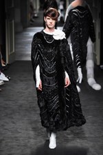 フェンディ 2015年秋冬オートフリュールコレクション - 日本上陸50年、ファーで架空の鳥を描く｜写真24