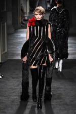 フェンディ 2015年秋冬オートフリュールコレクション - 日本上陸50年、ファーで架空の鳥を描く｜写真25
