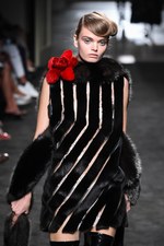 フェンディ 2015年秋冬オートフリュールコレクション - 日本上陸50年、ファーで架空の鳥を描く｜写真26