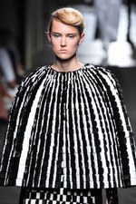 フェンディ 2015年秋冬オートフリュールコレクション - 日本上陸50年、ファーで架空の鳥を描く｜写真28