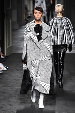 フェンディ 2015年秋冬オートフリュールコレクション - 日本上陸50年、ファーで架空の鳥を描く｜写真30