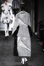 フェンディ 2015年秋冬オートフリュールコレクション - 日本上陸50年、ファーで架空の鳥を描く｜写真32