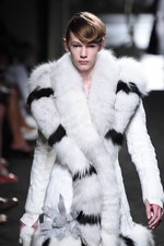 フェンディ 2015年秋冬オートフリュールコレクション - 日本上陸50年、ファーで架空の鳥を描く｜写真34