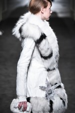 フェンディ 2015年秋冬オートフリュールコレクション - 日本上陸50年、ファーで架空の鳥を描く｜写真36