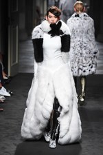 フェンディ 2015年秋冬オートフリュールコレクション - 日本上陸50年、ファーで架空の鳥を描く｜写真41