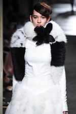 フェンディ 2015年秋冬オートフリュールコレクション - 日本上陸50年、ファーで架空の鳥を描く｜写真42