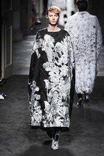 フェンディ 2015年秋冬オートフリュールコレクション - 日本上陸50年、ファーで架空の鳥を描く｜写真45