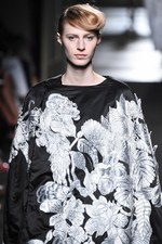 フェンディ 2015年秋冬オートフリュールコレクション - 日本上陸50年、ファーで架空の鳥を描く｜写真46