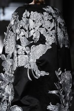 フェンディ 2015年秋冬オートフリュールコレクション - 日本上陸50年、ファーで架空の鳥を描く｜写真47