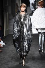 フェンディ 2015年秋冬オートフリュールコレクション - 日本上陸50年、ファーで架空の鳥を描く｜写真51