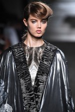 フェンディ 2015年秋冬オートフリュールコレクション - 日本上陸50年、ファーで架空の鳥を描く｜写真52