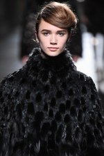 フェンディ 2015年秋冬オートフリュールコレクション - 日本上陸50年、ファーで架空の鳥を描く｜写真59