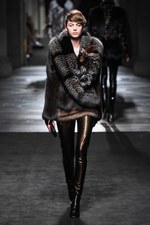 フェンディ 2015年秋冬オートフリュールコレクション - 日本上陸50年、ファーで架空の鳥を描く｜写真62