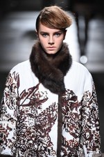 フェンディ 2015年秋冬オートフリュールコレクション - 日本上陸50年、ファーで架空の鳥を描く｜写真65