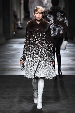 フェンディ 2015年秋冬オートフリュールコレクション - 日本上陸50年、ファーで架空の鳥を描く｜写真69