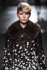 フェンディ 2015年秋冬オートフリュールコレクション - 日本上陸50年、ファーで架空の鳥を描く｜写真71