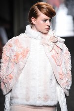 フェンディ 2015年秋冬オートフリュールコレクション - 日本上陸50年、ファーで架空の鳥を描く｜写真73