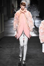 フェンディ 2015年秋冬オートフリュールコレクション - 日本上陸50年、ファーで架空の鳥を描く｜写真74