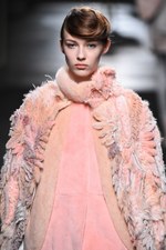 フェンディ 2015年秋冬オートフリュールコレクション - 日本上陸50年、ファーで架空の鳥を描く｜写真75