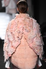 フェンディ 2015年秋冬オートフリュールコレクション - 日本上陸50年、ファーで架空の鳥を描く｜写真76